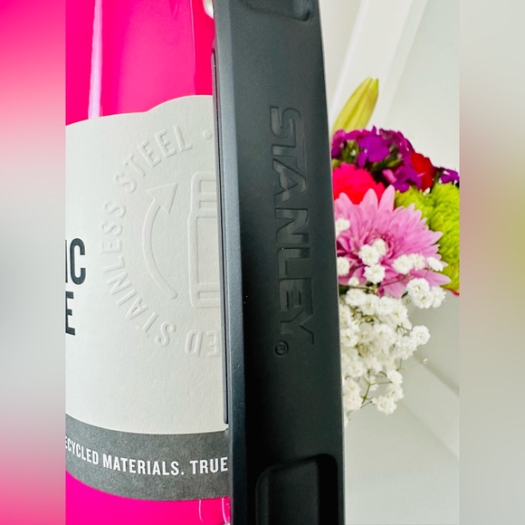 Stanley Neon Electric Pink Classic Bottles 1.5 Qt, 1.4 Liter NEW, HTF - Picture 2 of 4